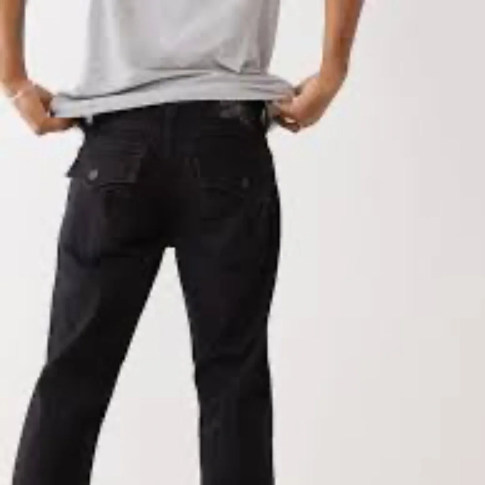 True Religion Ricky W/Flaps Relaxed Straight Jean